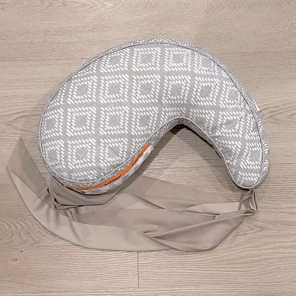 Boppy Anywhere Nursing Pillow - Picture 1 of 3